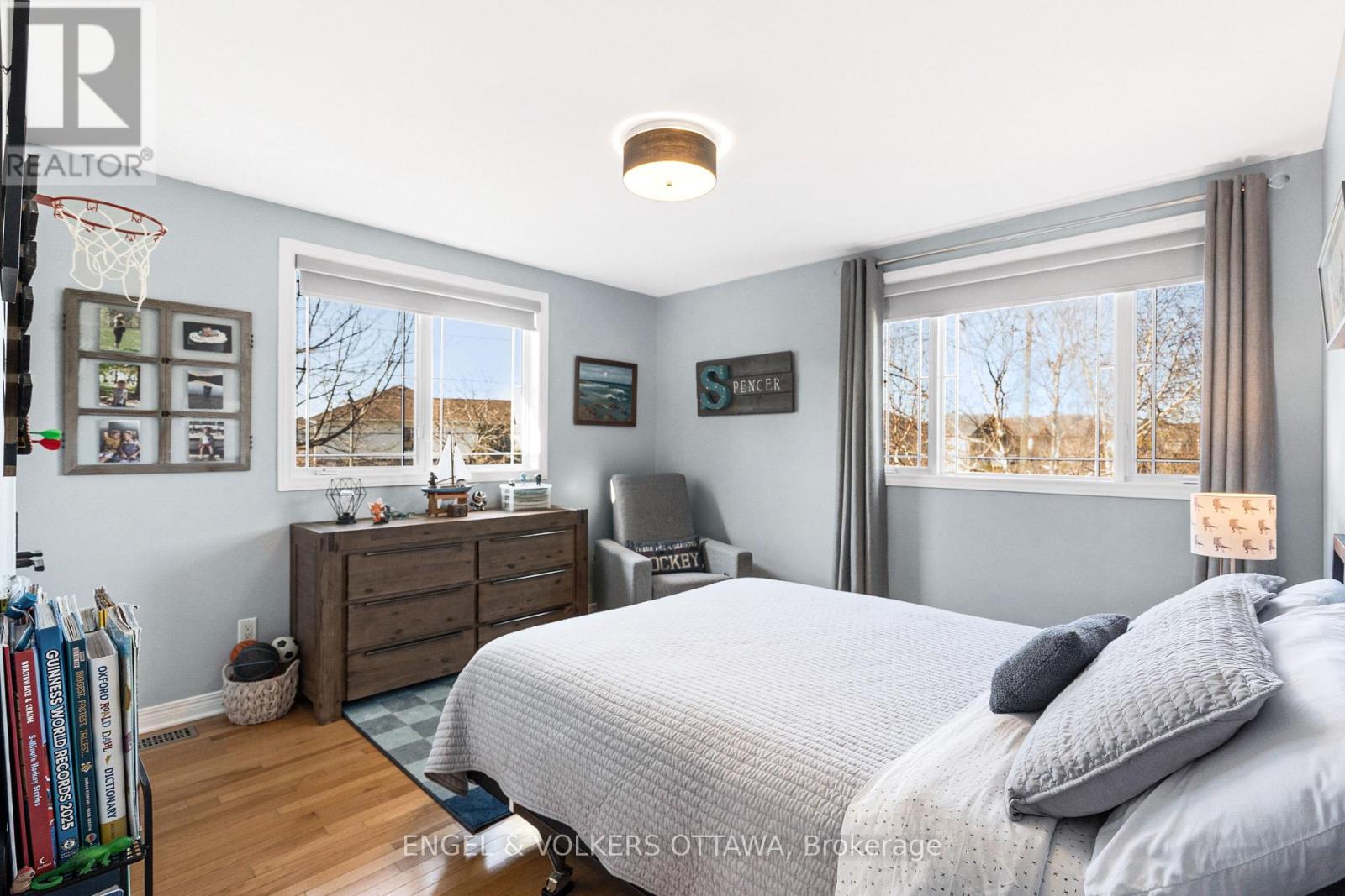 32 BARCHAM CRESCENT - 32