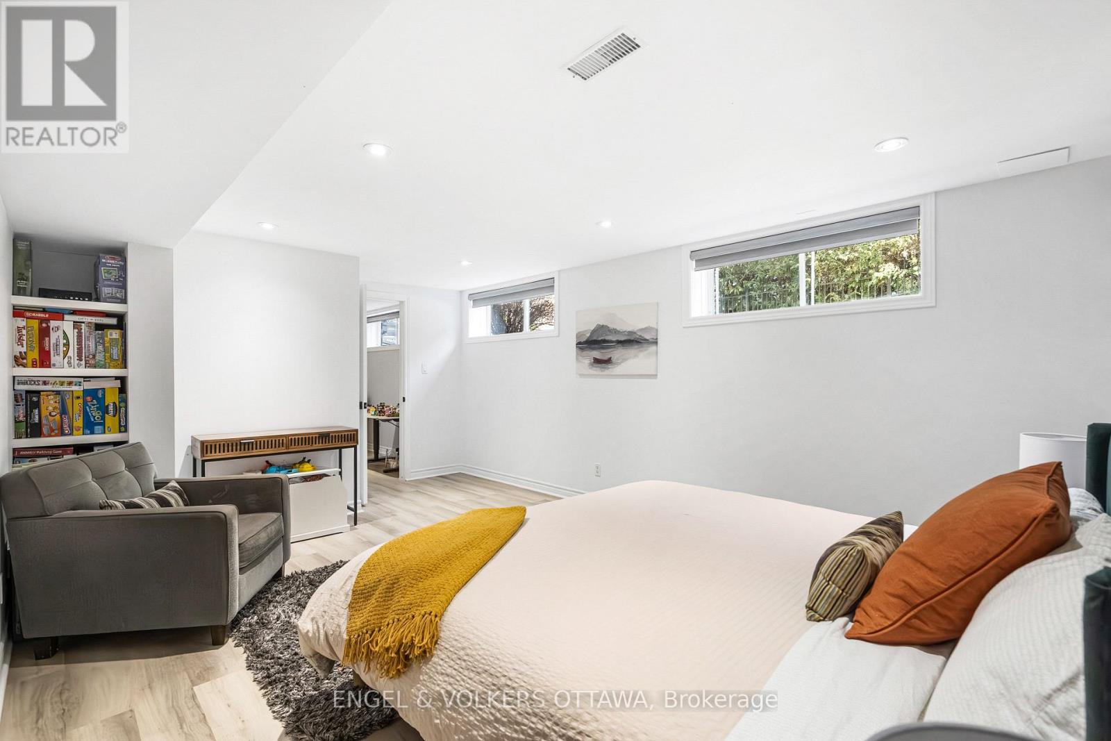 32 BARCHAM CRESCENT - 38