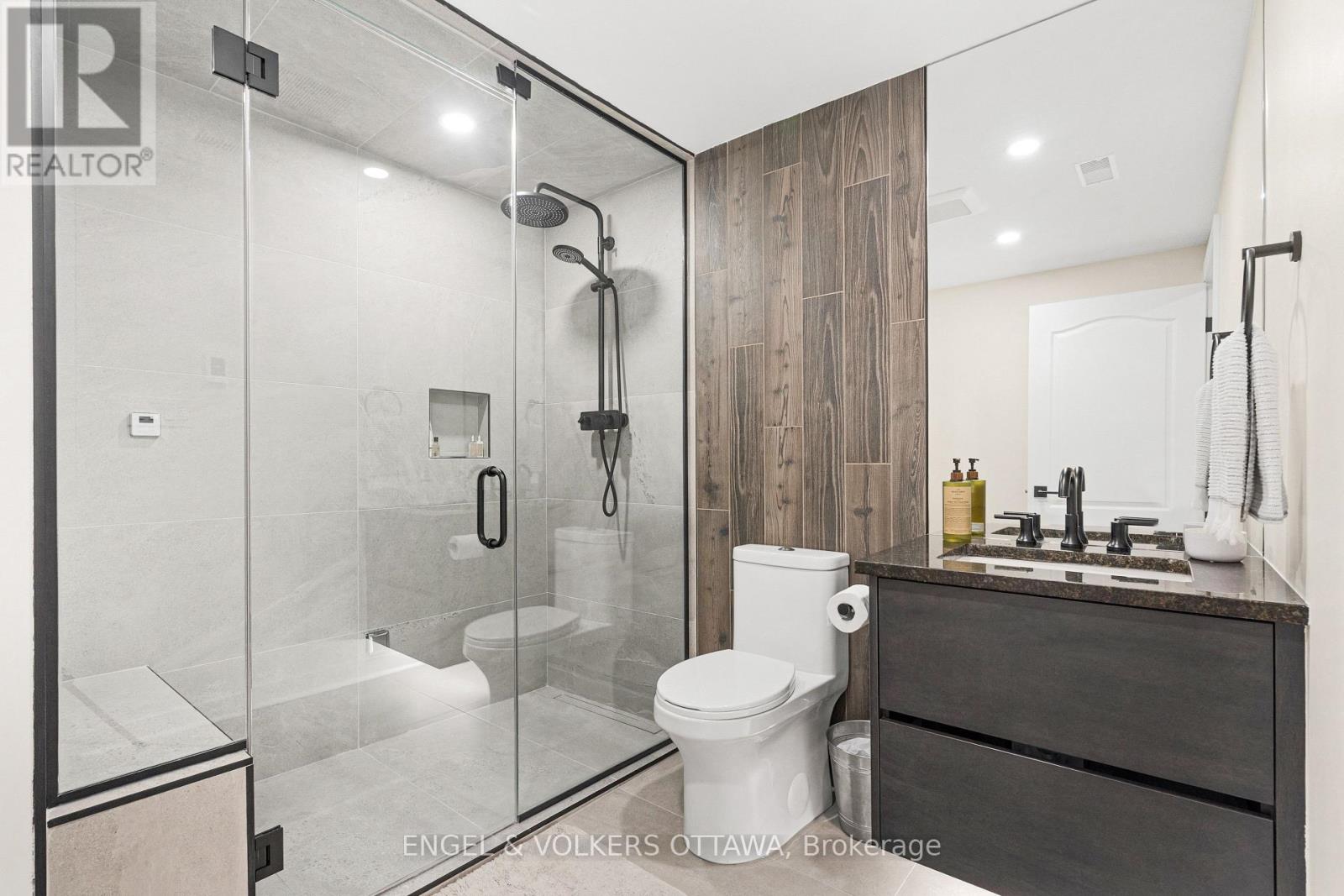 32 BARCHAM CRESCENT - 40