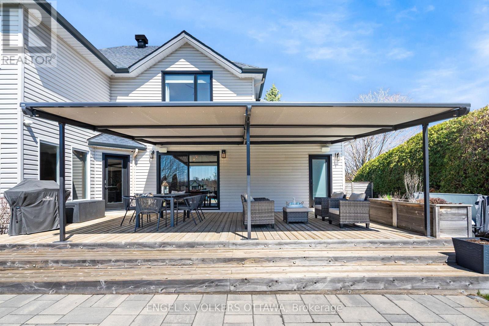 32 BARCHAM CRESCENT - 42