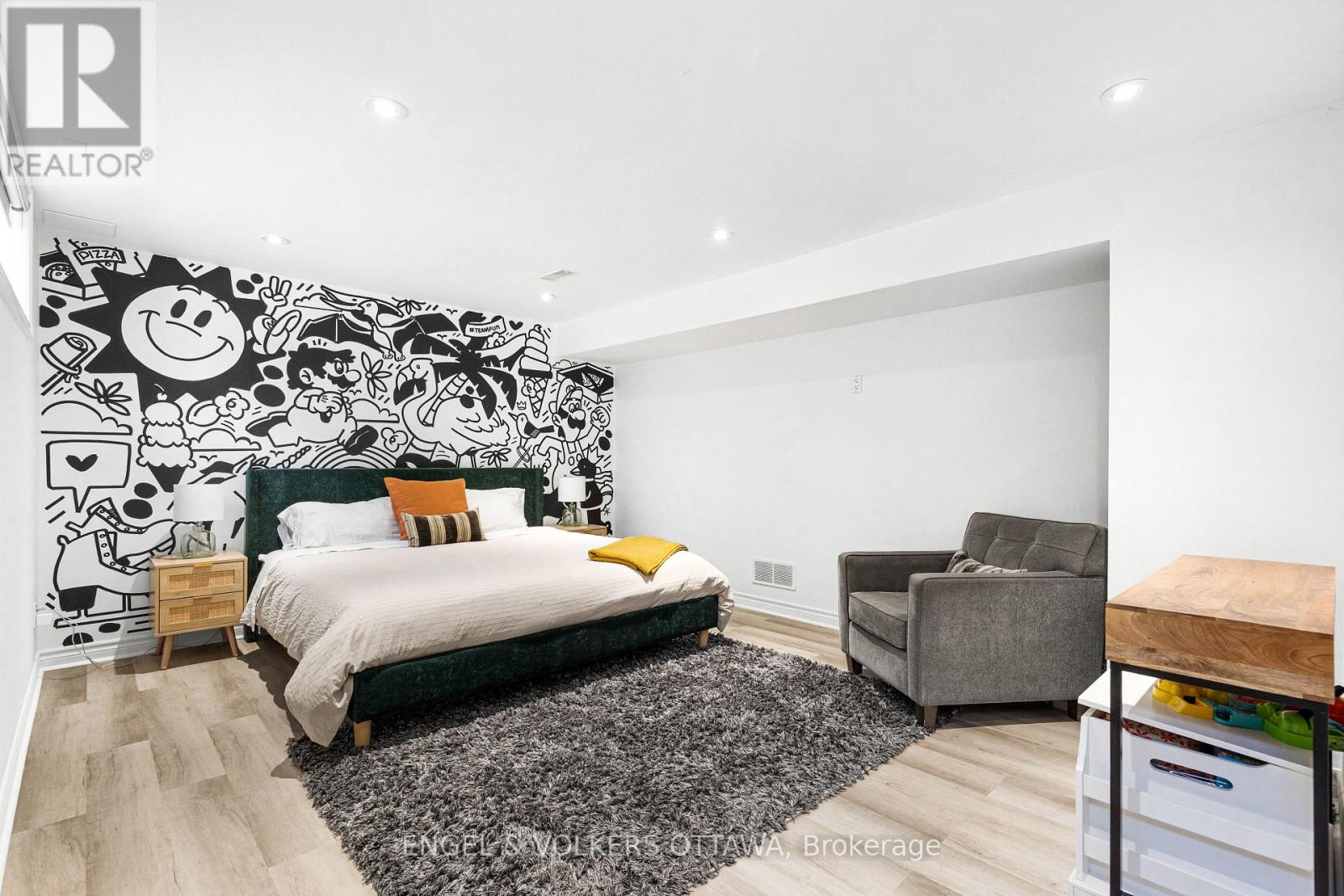 32 BARCHAM CRESCENT - 37