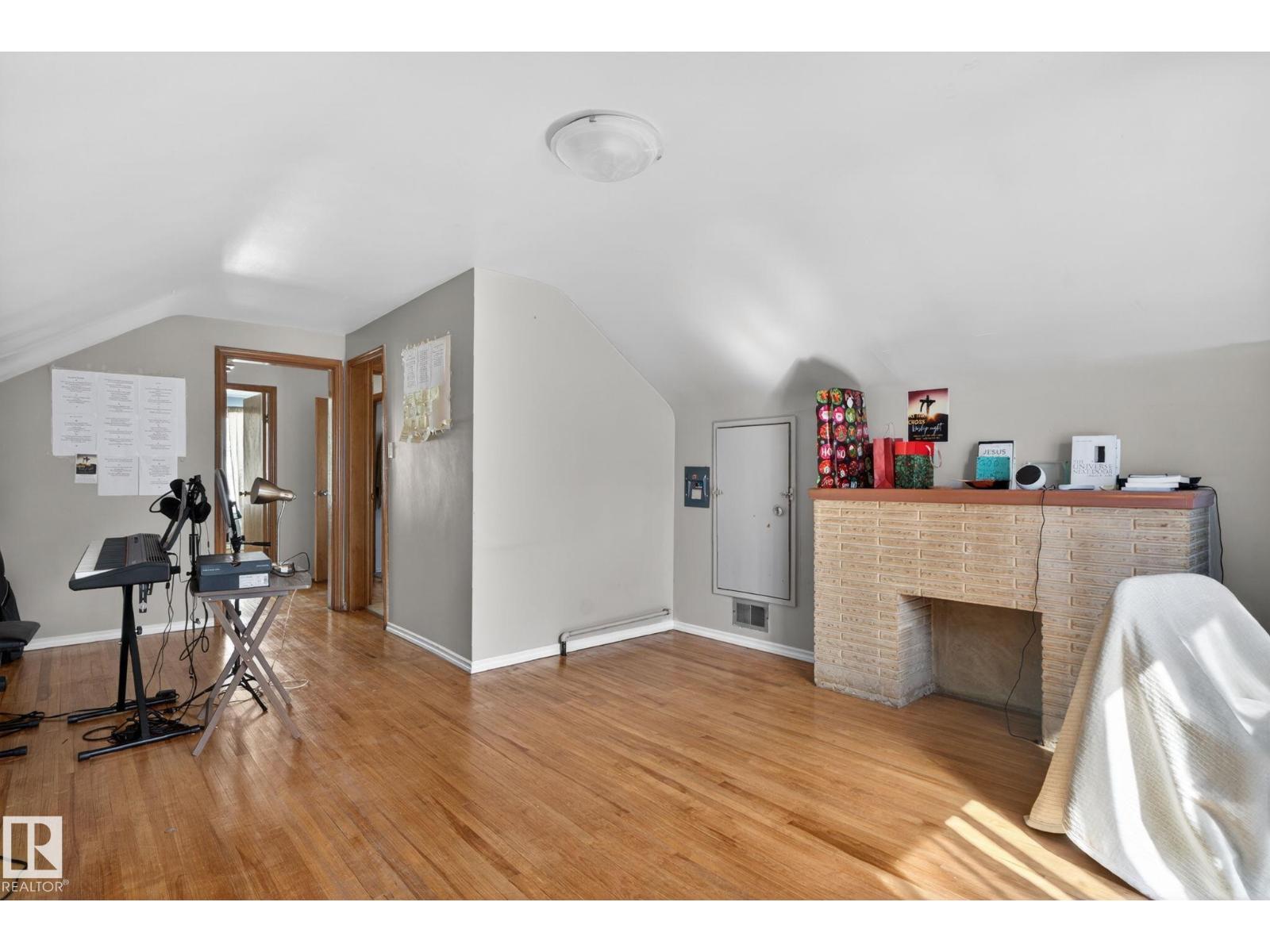 11227 103 ST NW - 24