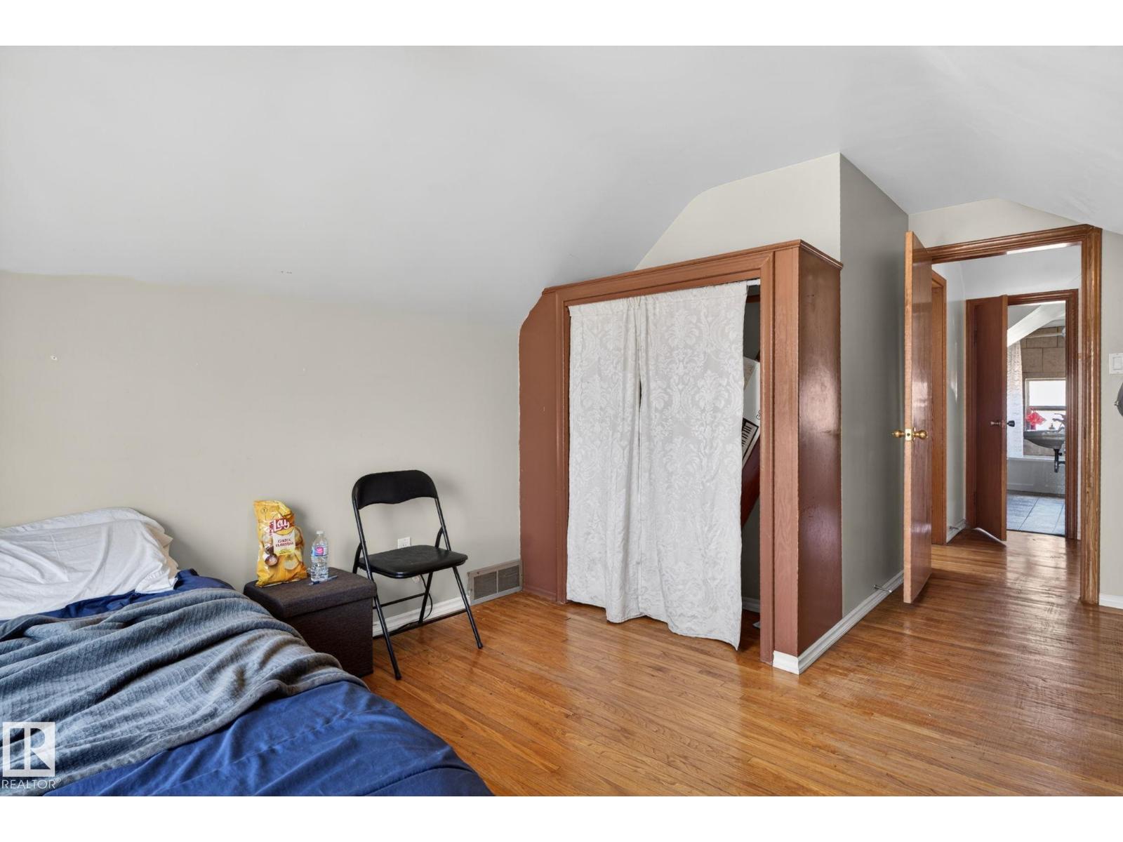 11227 103 ST NW - 25