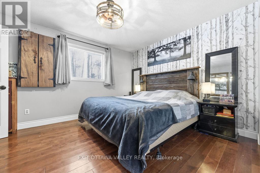 16 HERITAGE DRIVE - 12