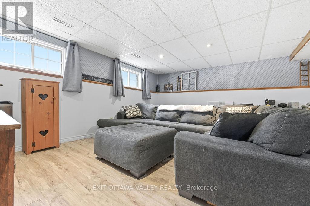 16 HERITAGE DRIVE - 19
