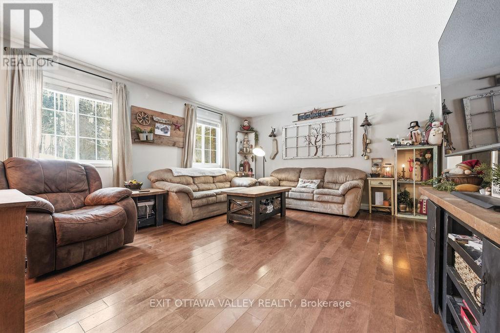 16 HERITAGE DRIVE - 5