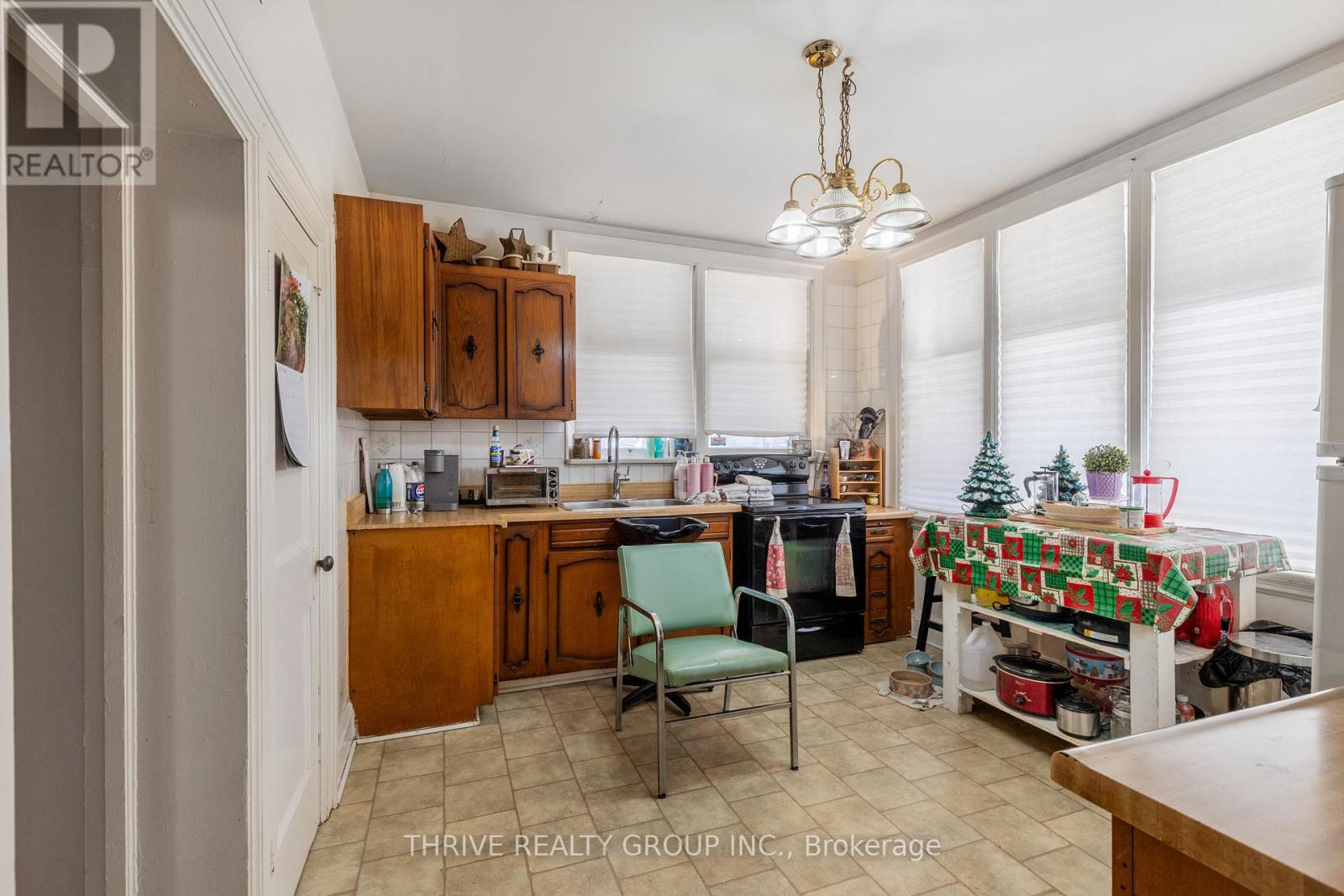 537 MARY STREET — photo 16