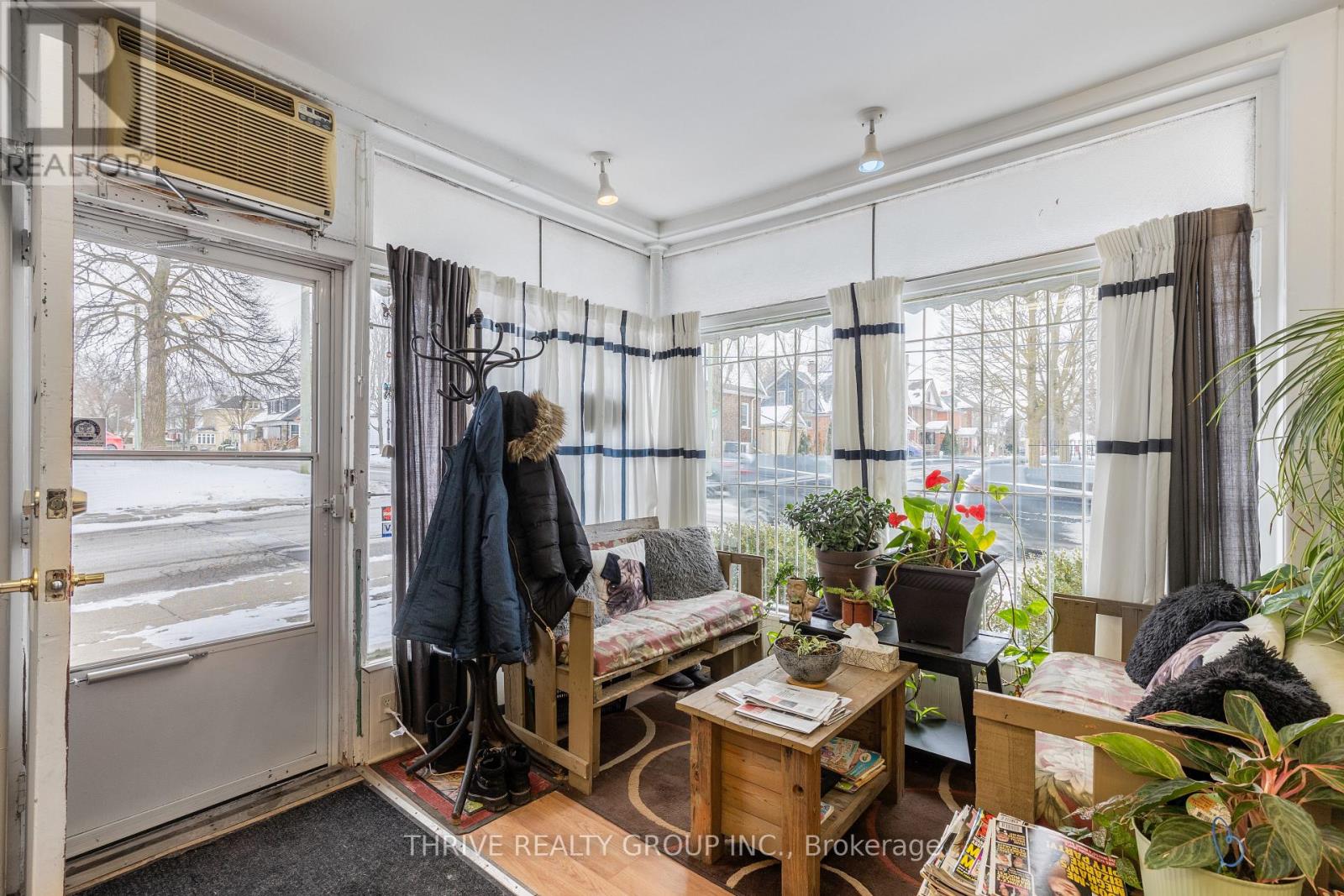 537 MARY STREET — photo 8