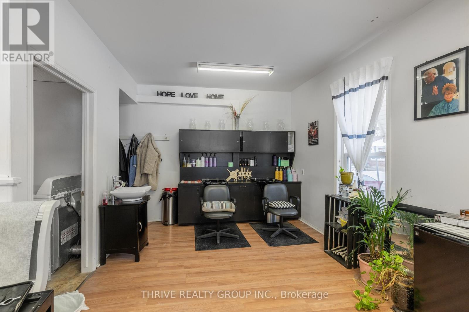 537 MARY STREET — photo 9