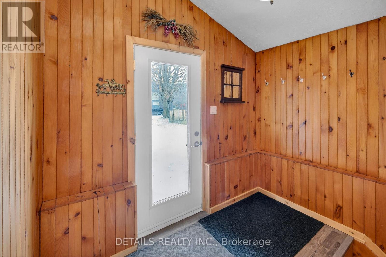 Side entrance foyer/mud room