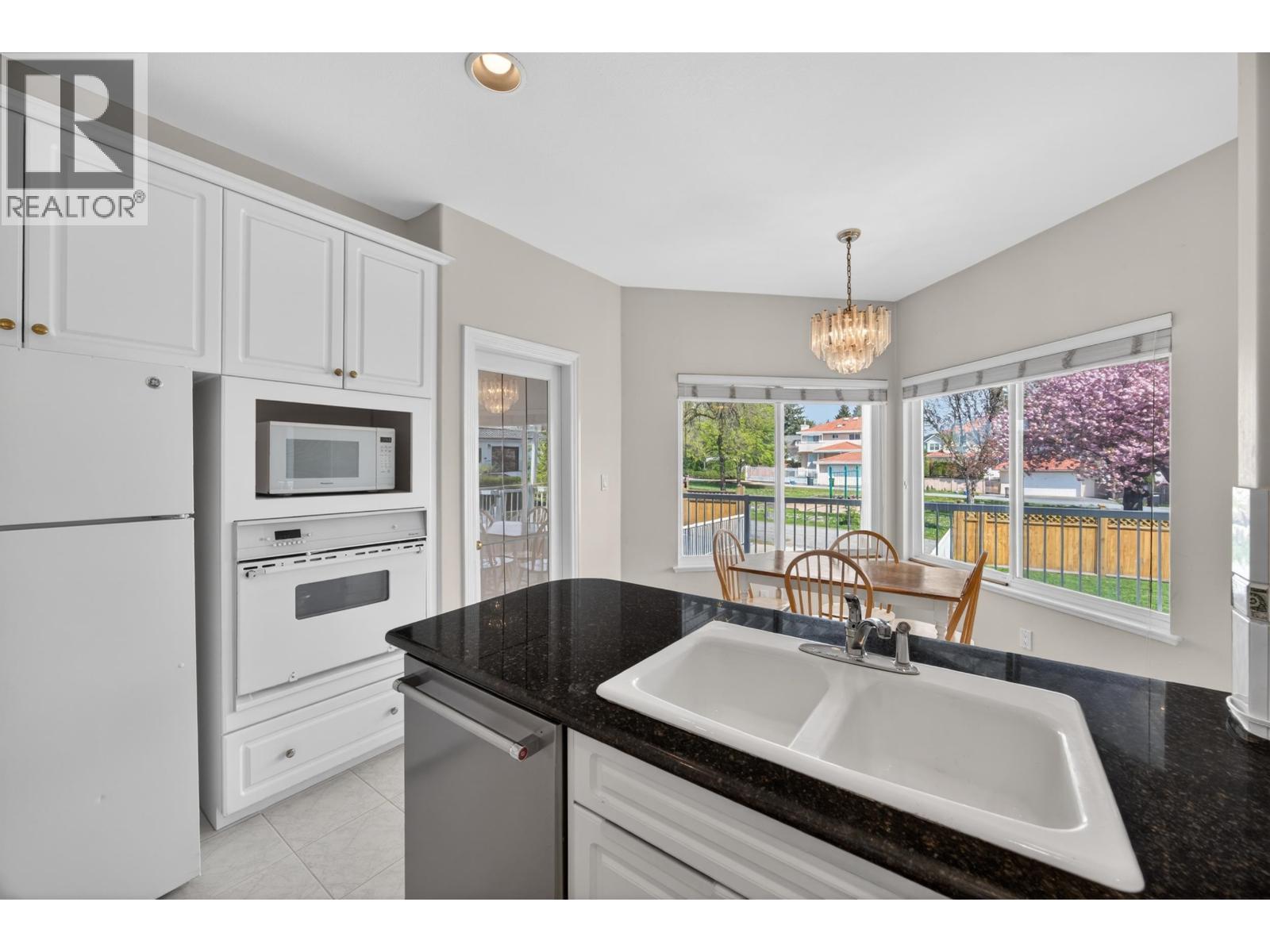 House in Burnaby - Image 14
