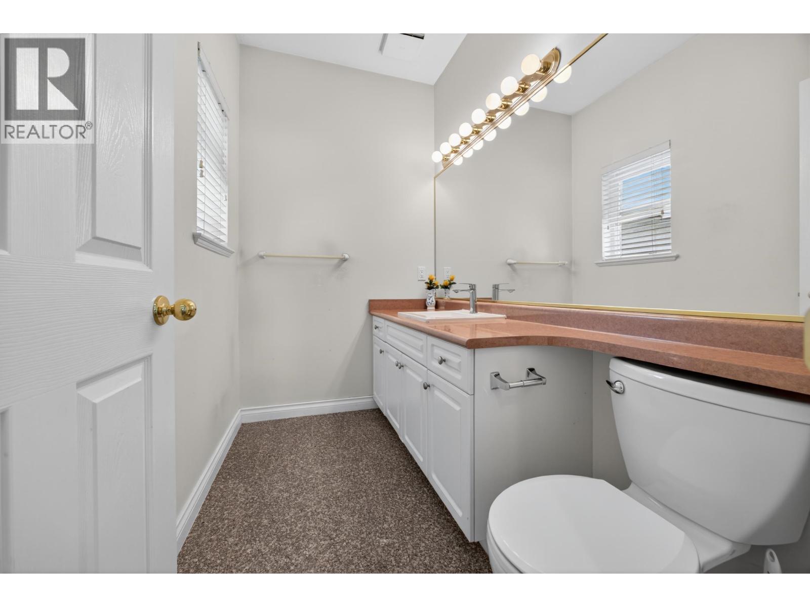 House in Burnaby - Image 27