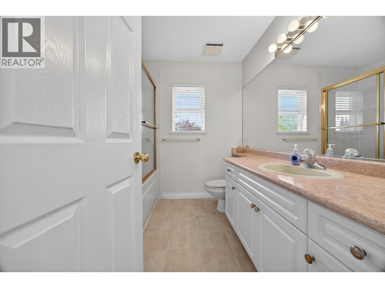 House in Burnaby - Image 32