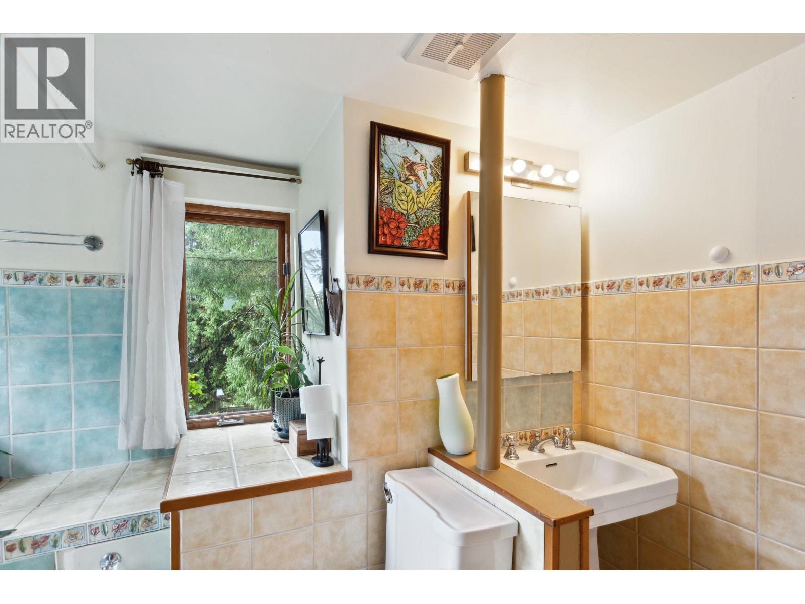 713 E ST. JAMES ROAD, North Vancouver
