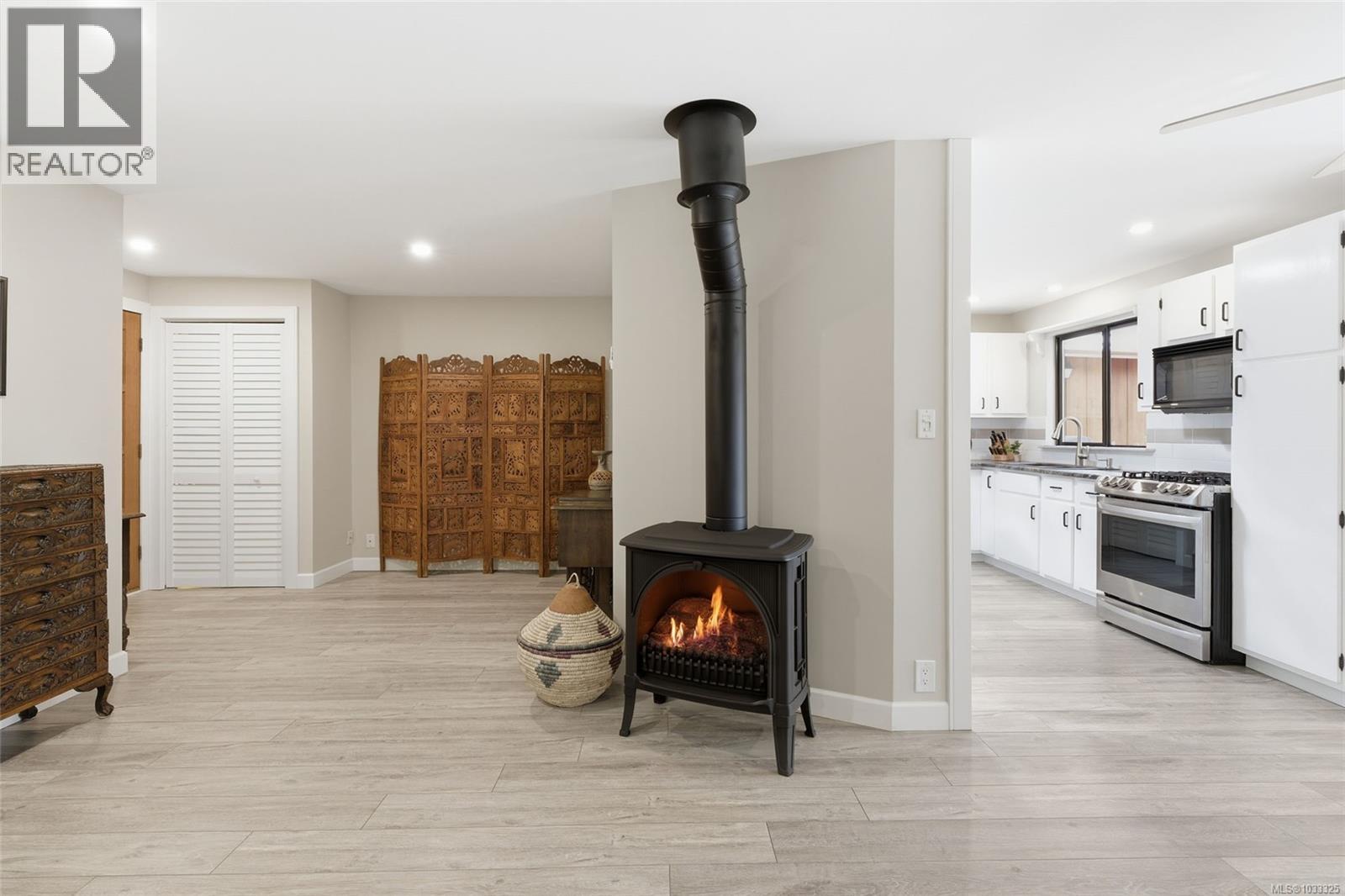 1599 Arbutus Dr - 18