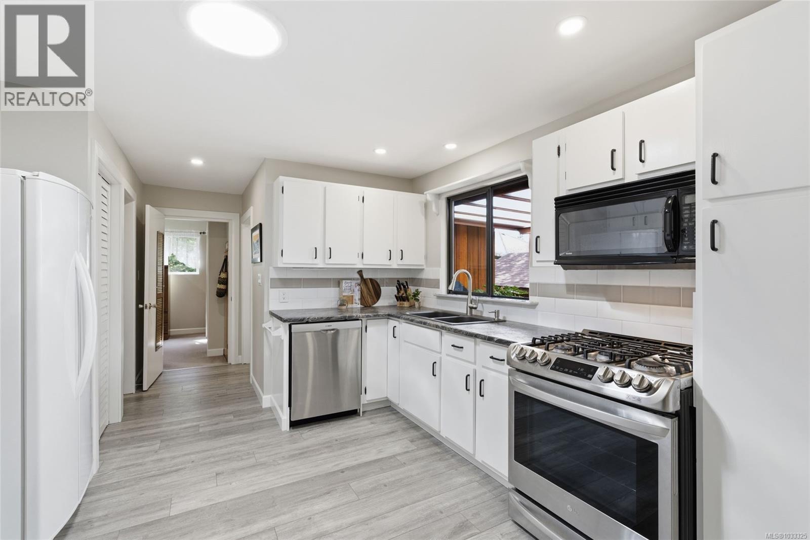 1599 Arbutus Dr - 19