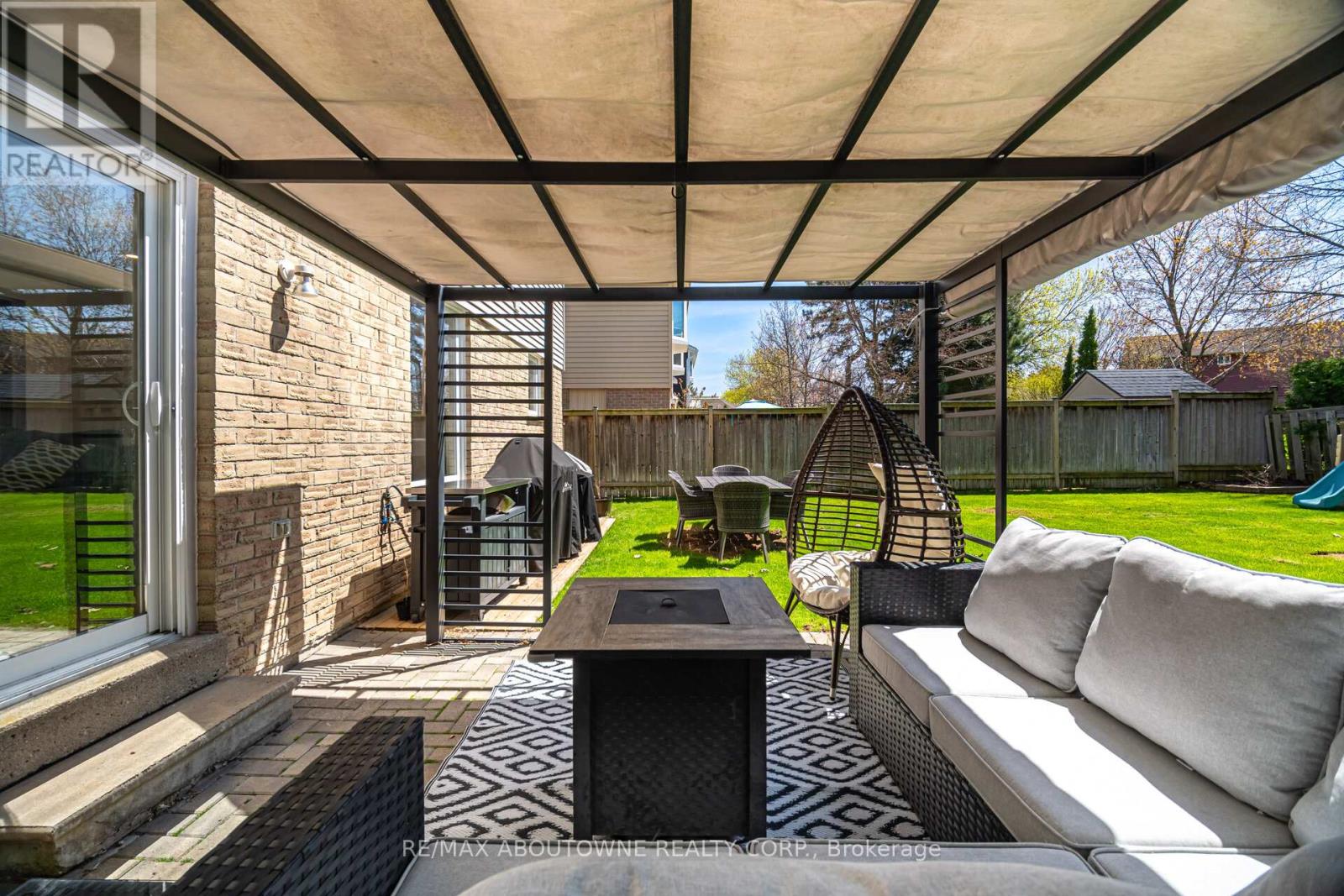 2395 ARNOLD CRESCENT - 40