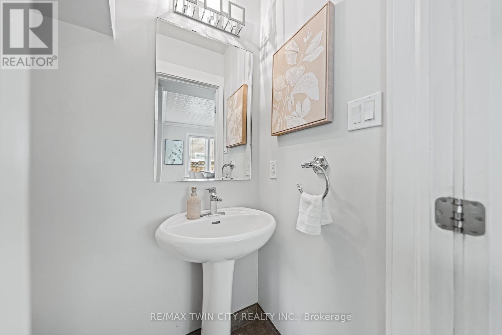 11 HEINS AVENUE — photo 22