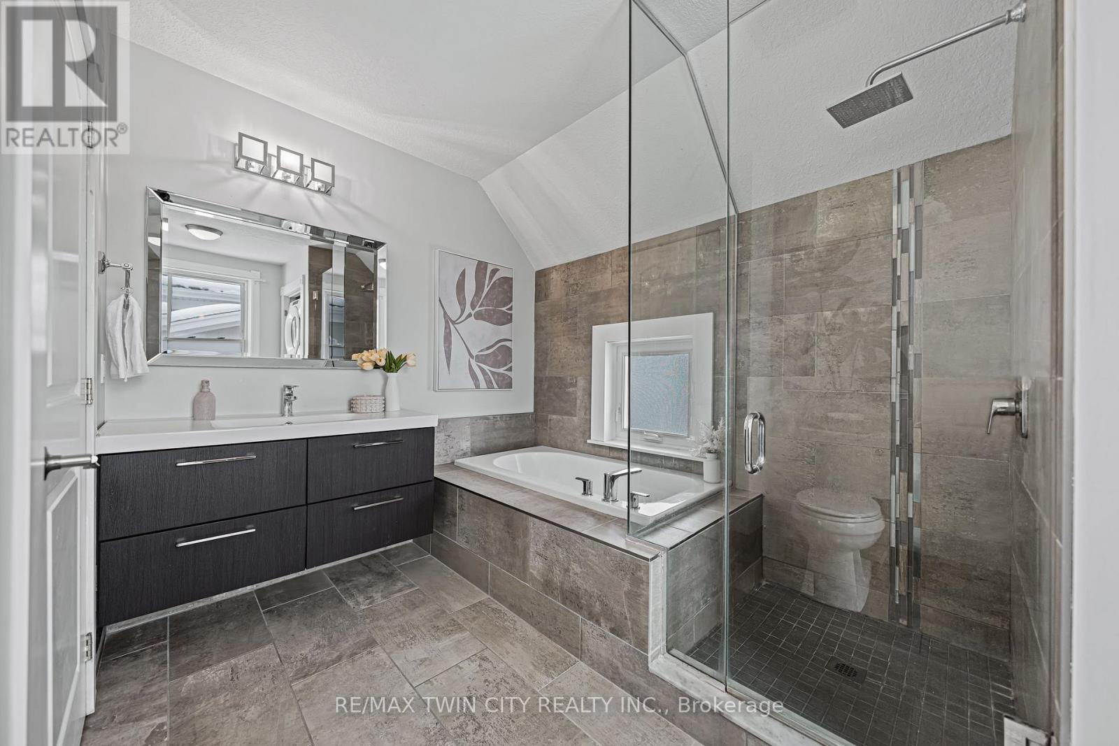 11 HEINS AVENUE — photo 34
