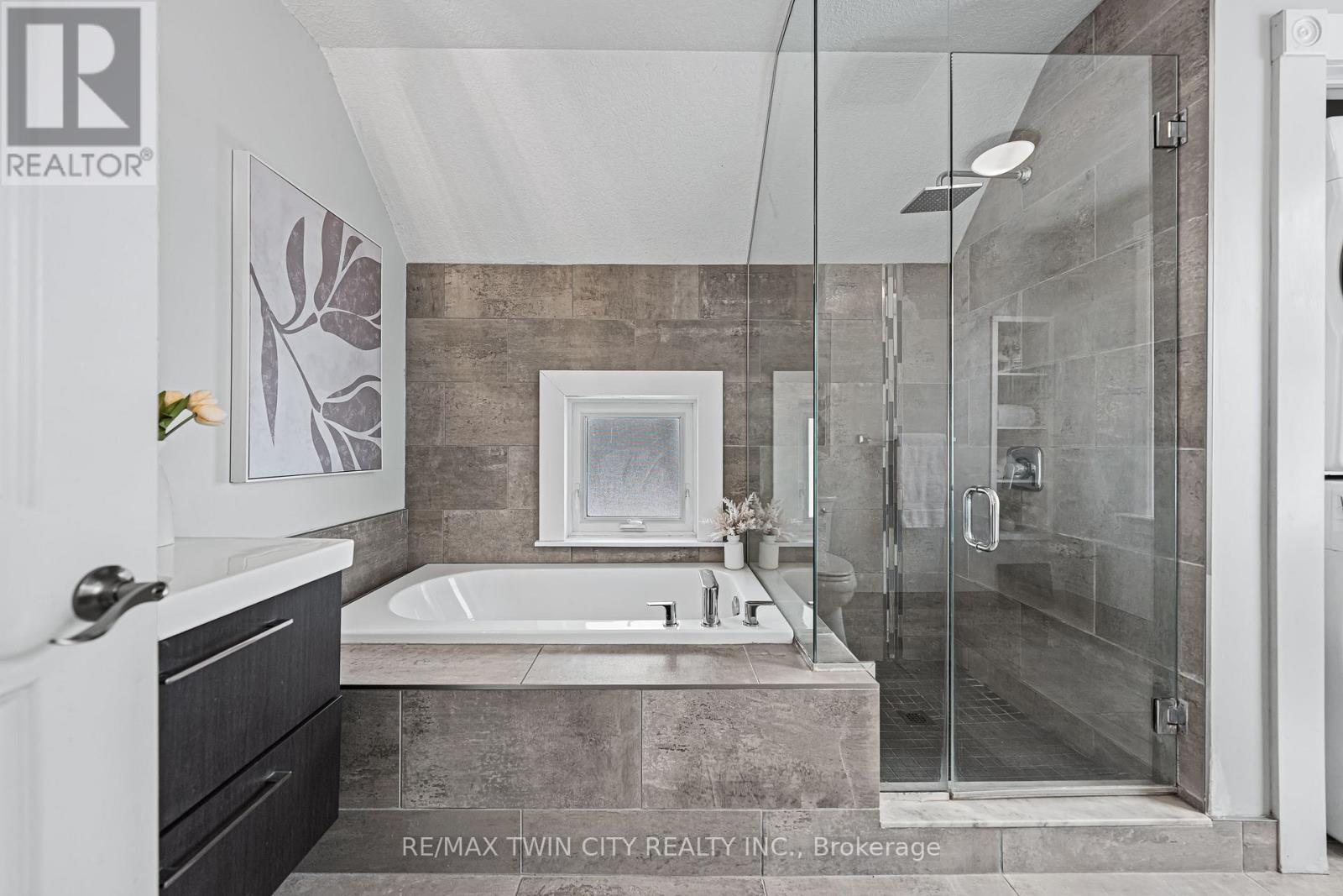 11 HEINS AVENUE — photo 35