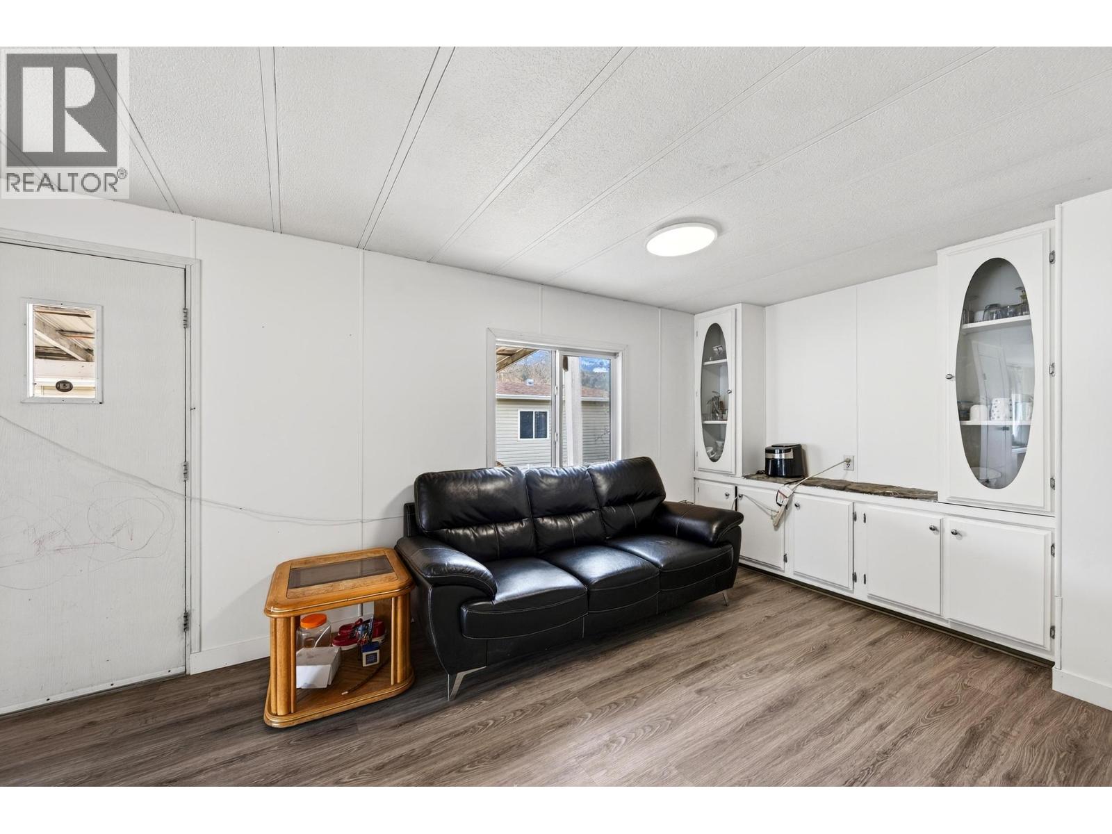 1055 King Crescent - 10