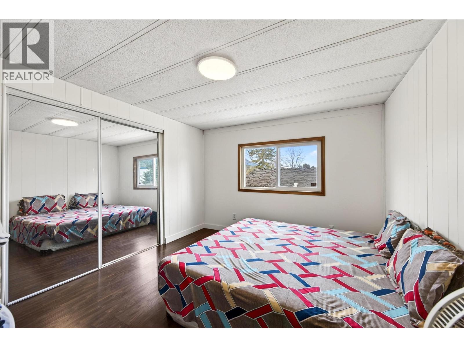 1055 King Crescent - 11