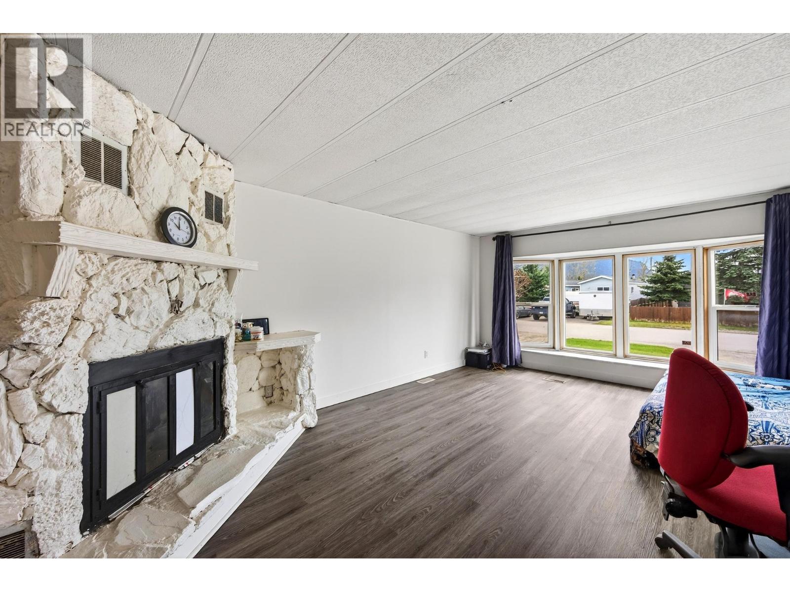 1055 King Crescent - 4