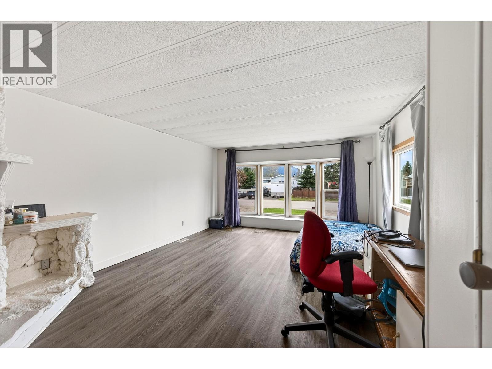 1055 King Crescent - 5