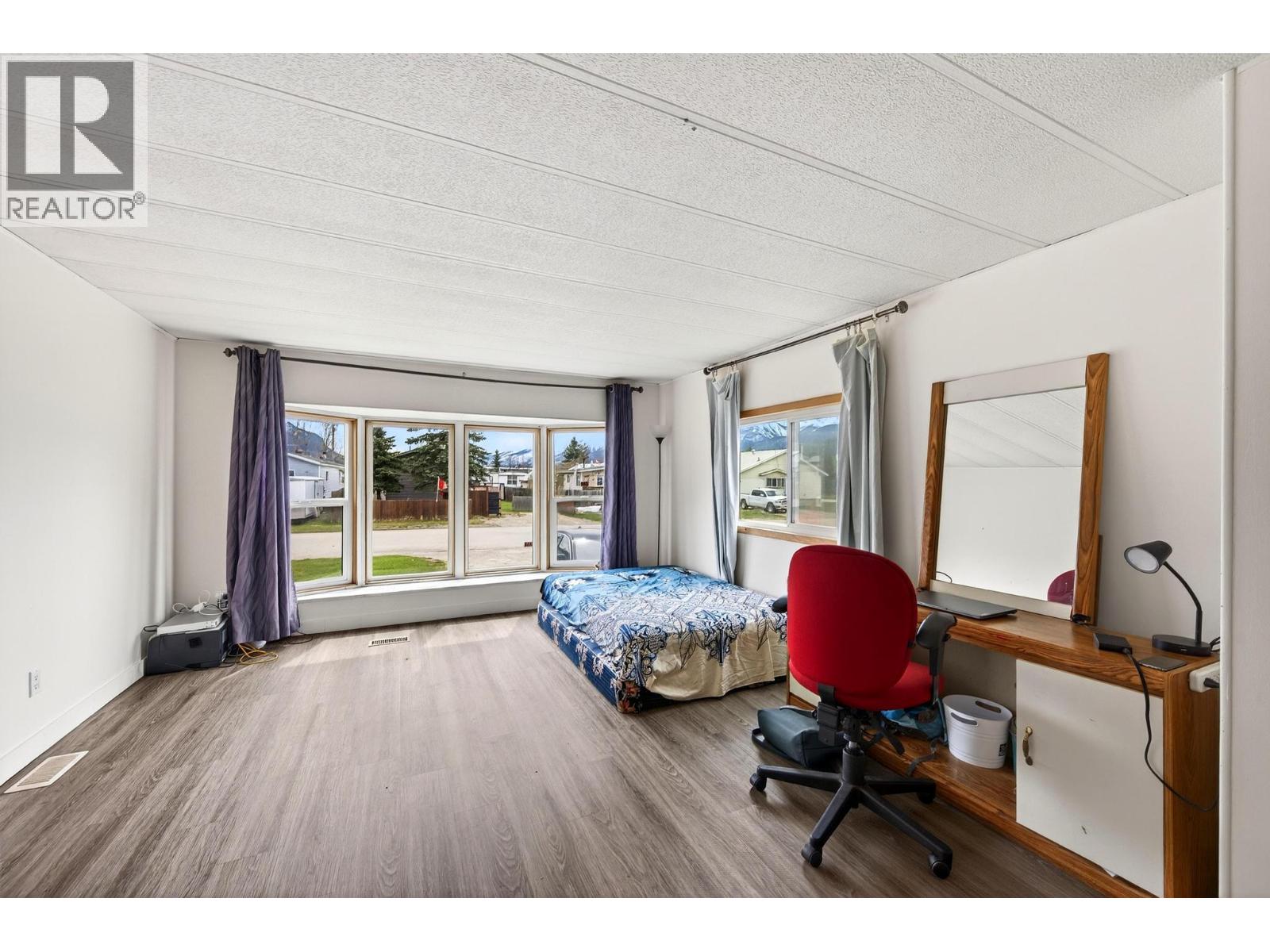 1055 King Crescent - 6