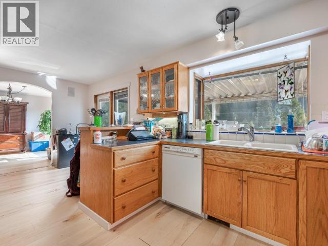 4728 SPRUCE Crescent - 10