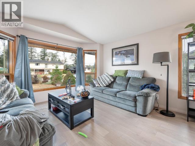 4728 SPRUCE Crescent - 7