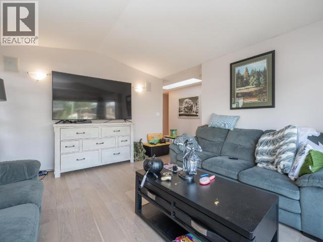 4728 SPRUCE Crescent - 8