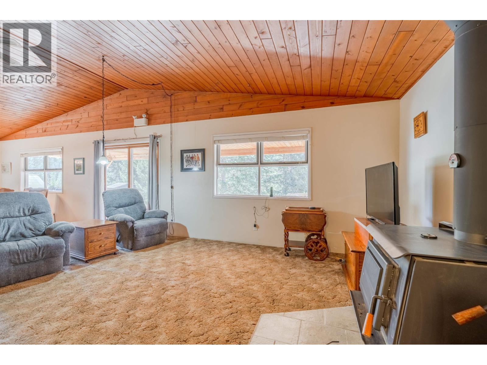 6784 BARNETT ROAD, 100 Mile House