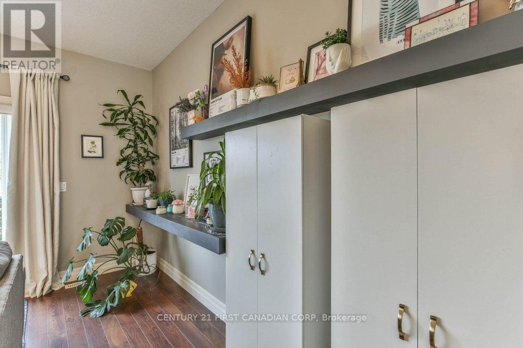 #10 1850 BEAVERBROOK AVENUE - 19