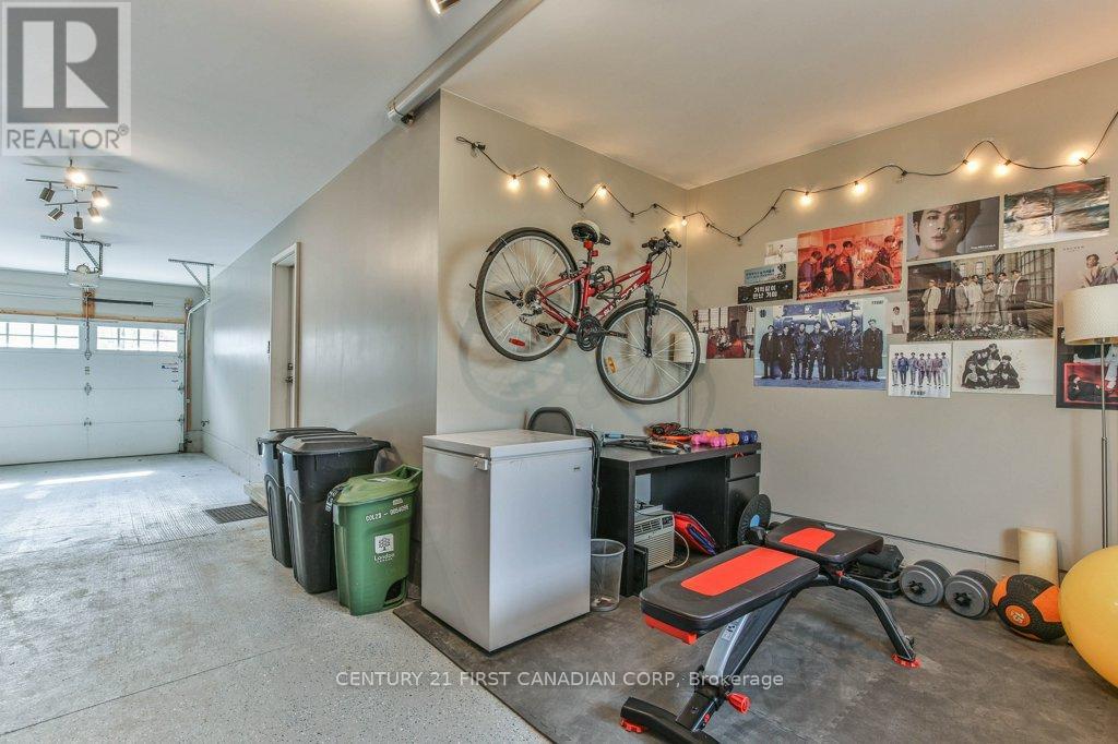 #10 1850 BEAVERBROOK AVENUE - 33