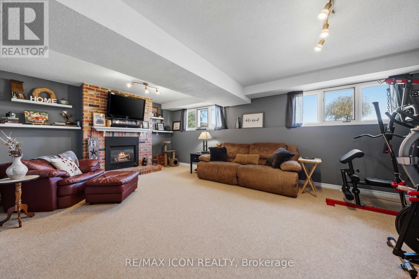 61 CARLETON COURT - 18