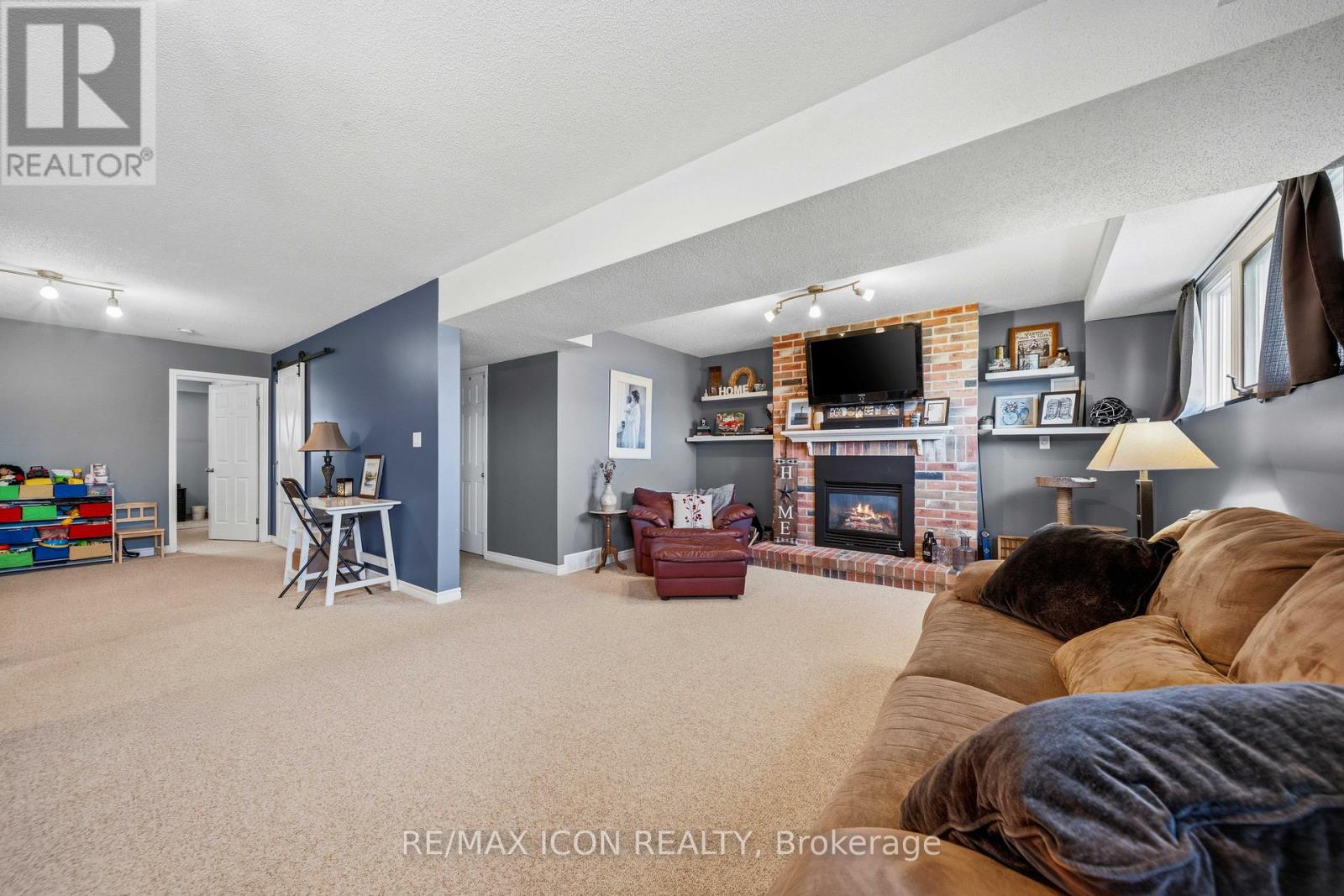 61 CARLETON COURT - 19