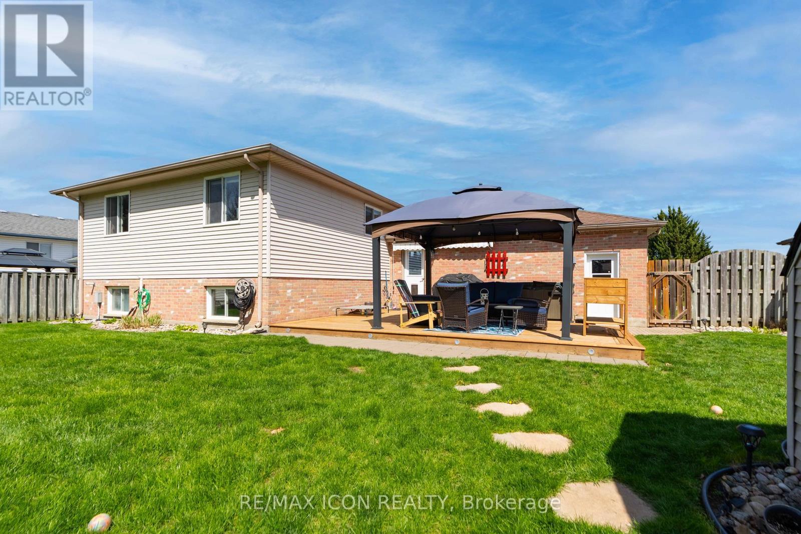 61 CARLETON COURT - 26