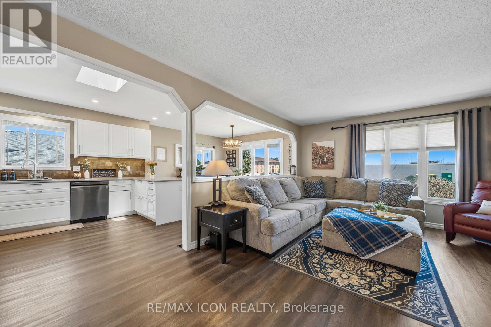 61 CARLETON COURT - 5