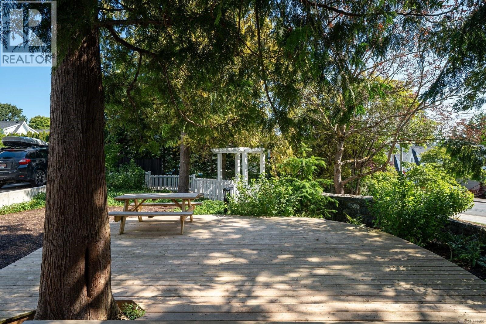 #3 3092 Washington Ave - 32