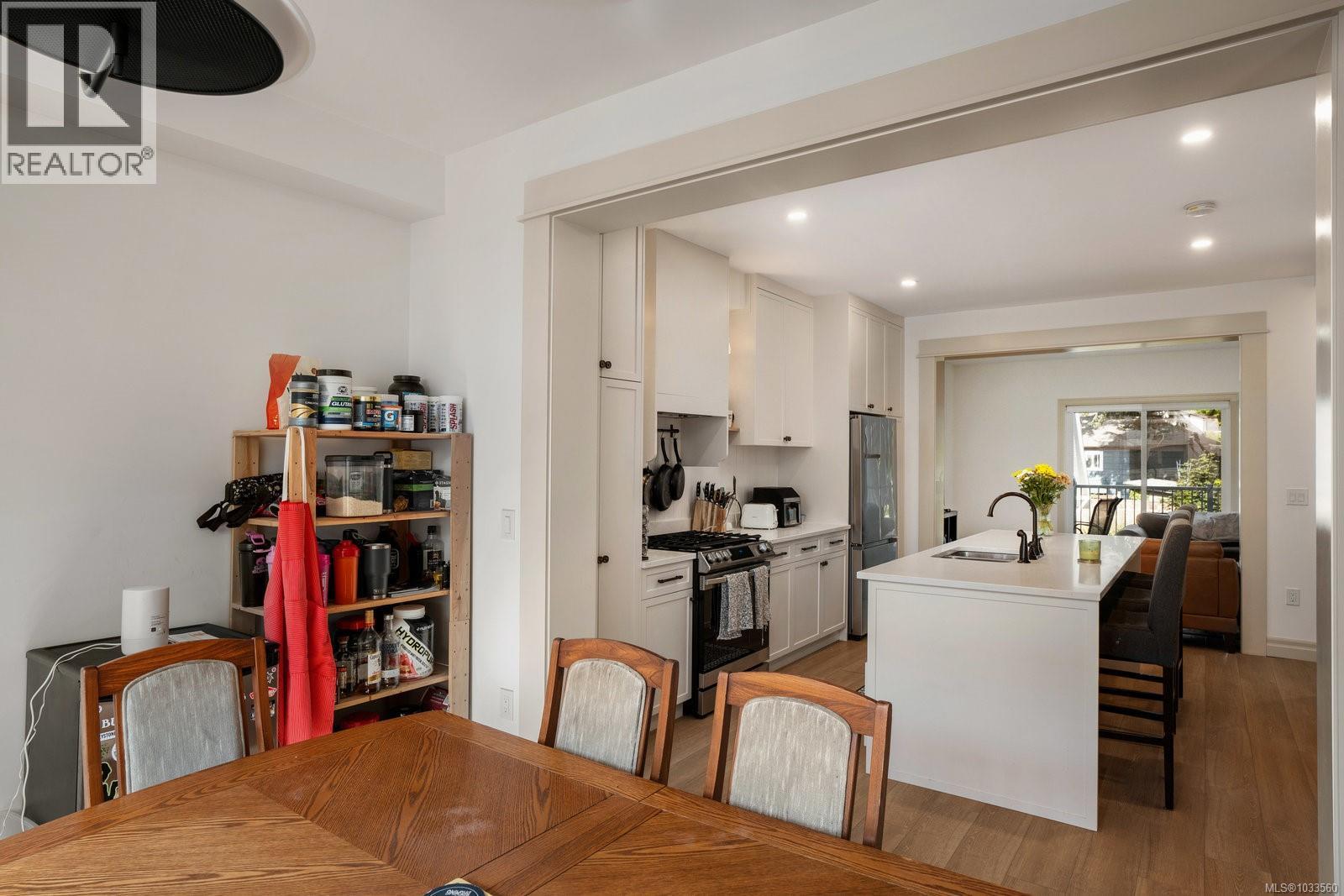 #3 3092 Washington Ave - 8