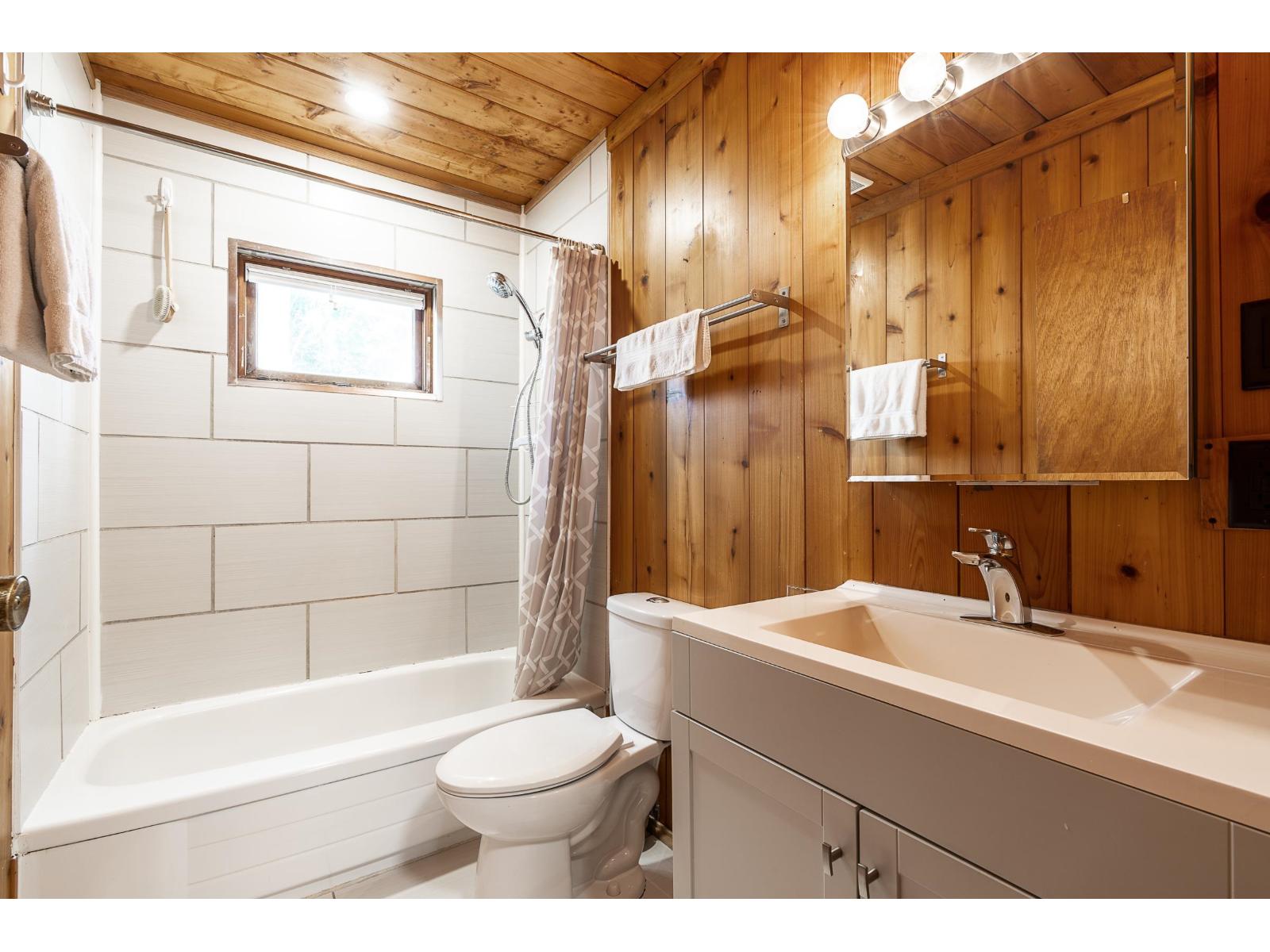 1680 COLUMBIA VALLEY ROAD, Columbia Valley, Lindell Beach