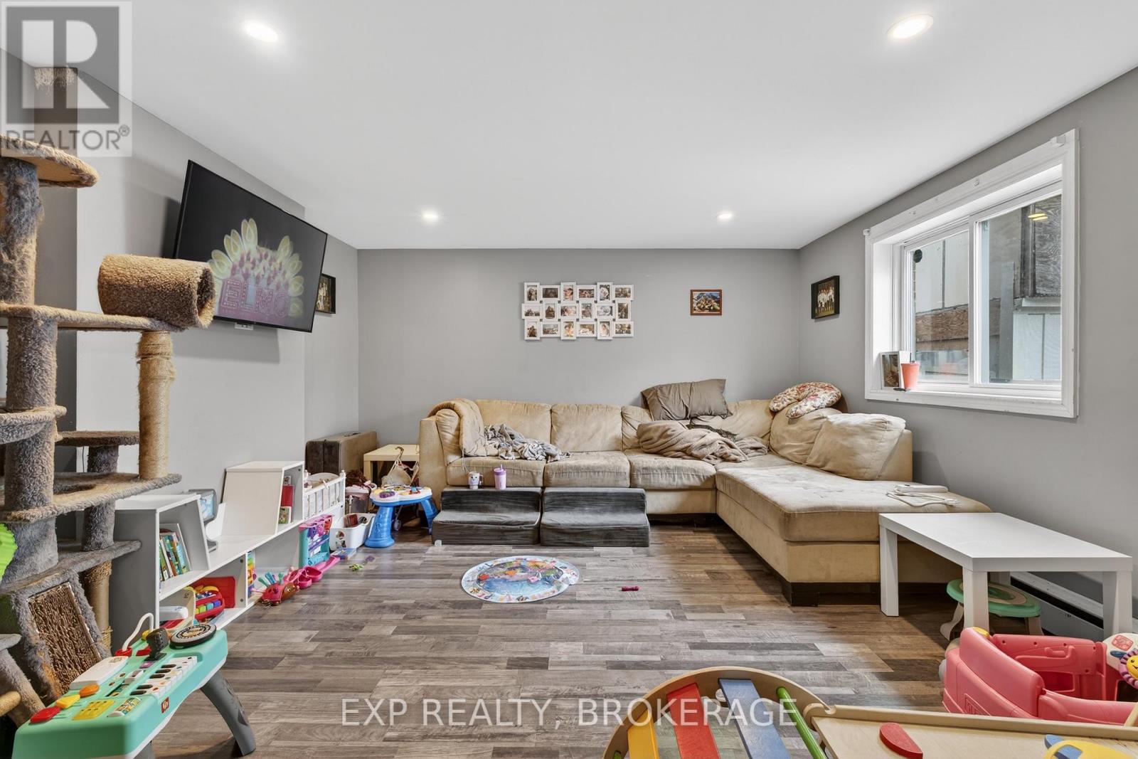 43 CARLETON STREET - 16