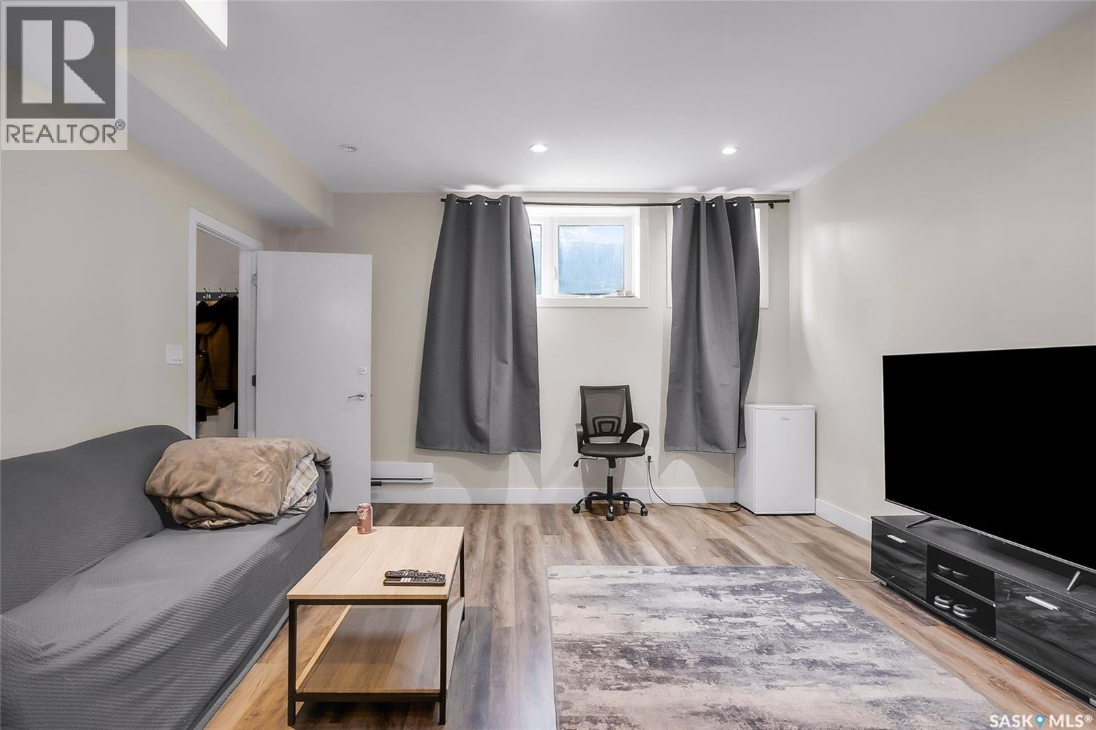 305 Clarence AVENUE S - 30