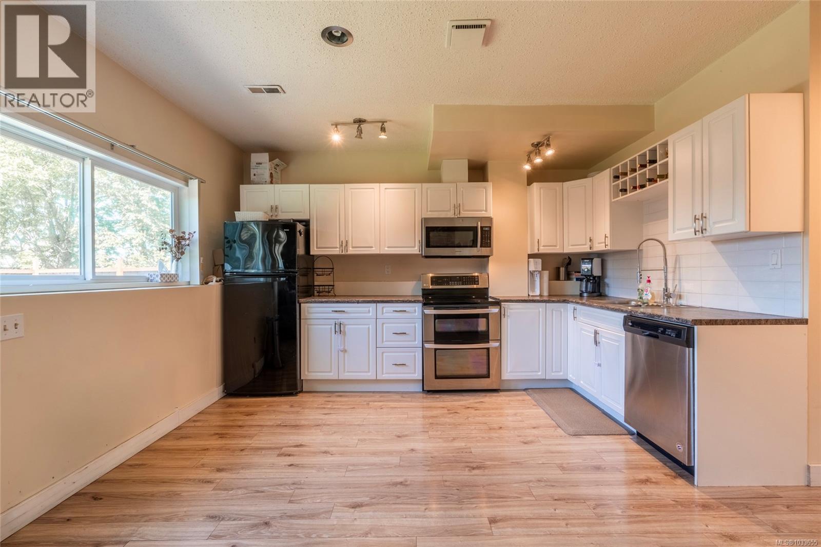 1002 Karen Cres - 22