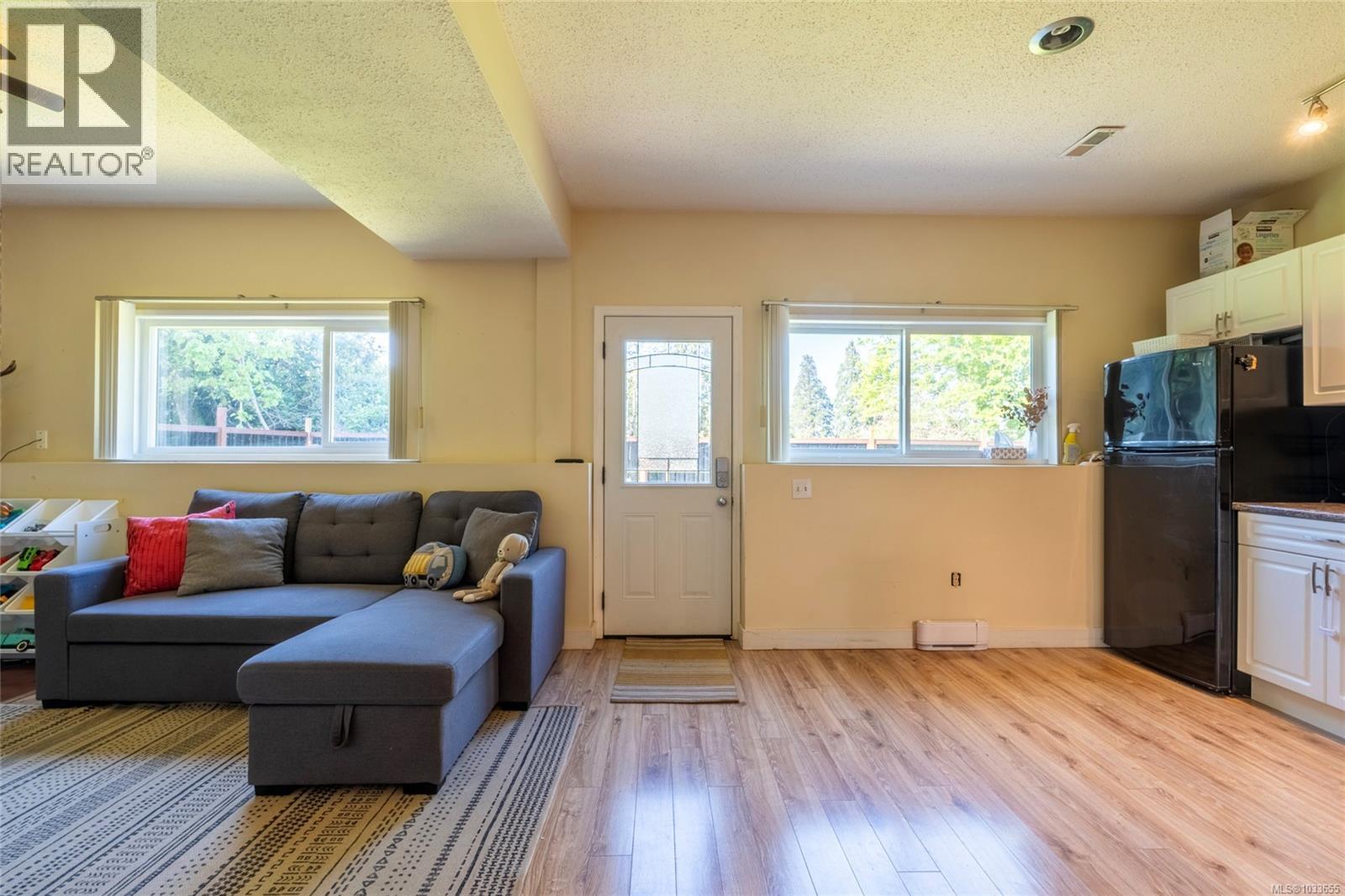 1002 Karen Cres - 23
