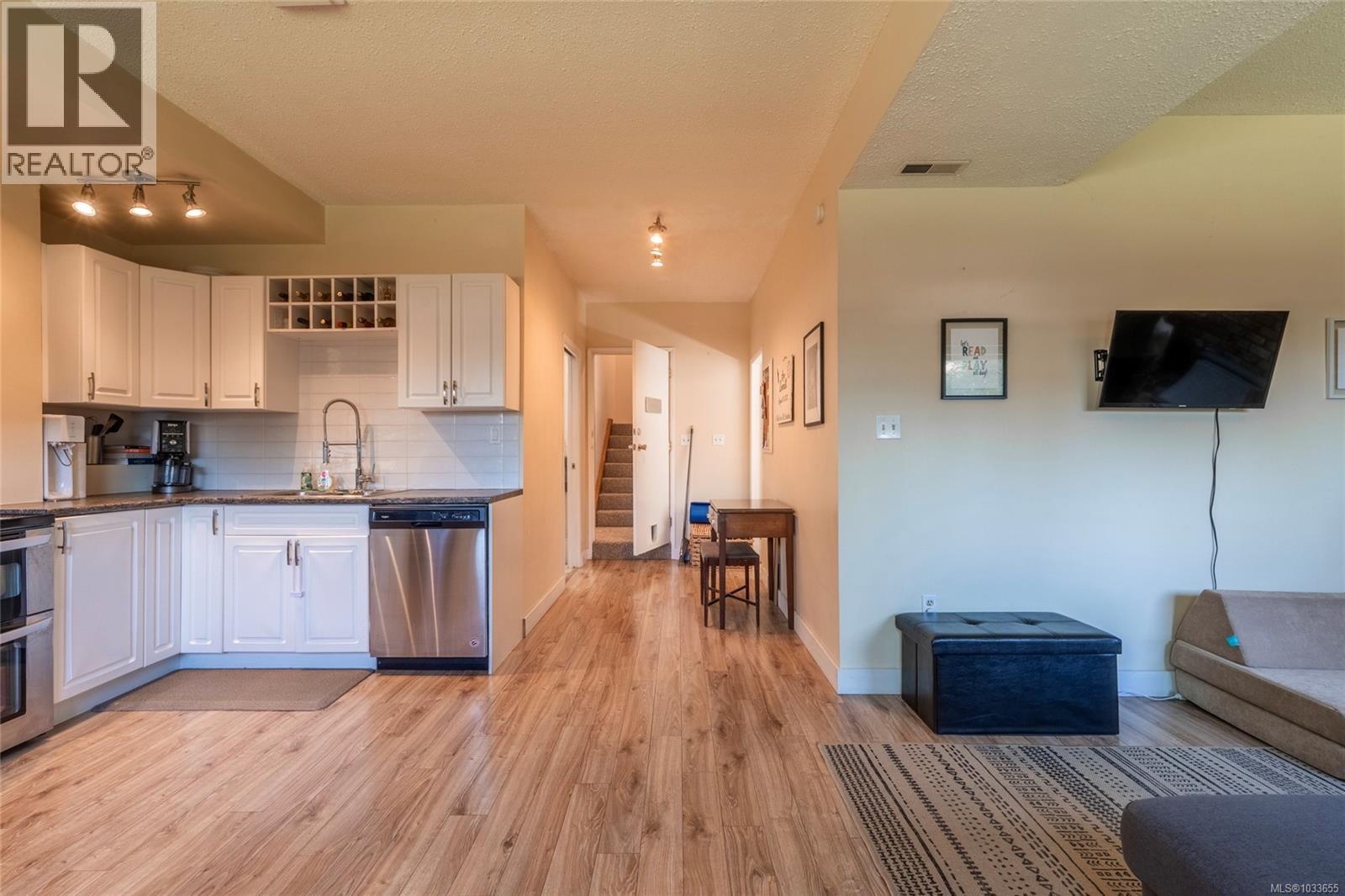 1002 Karen Cres - 24