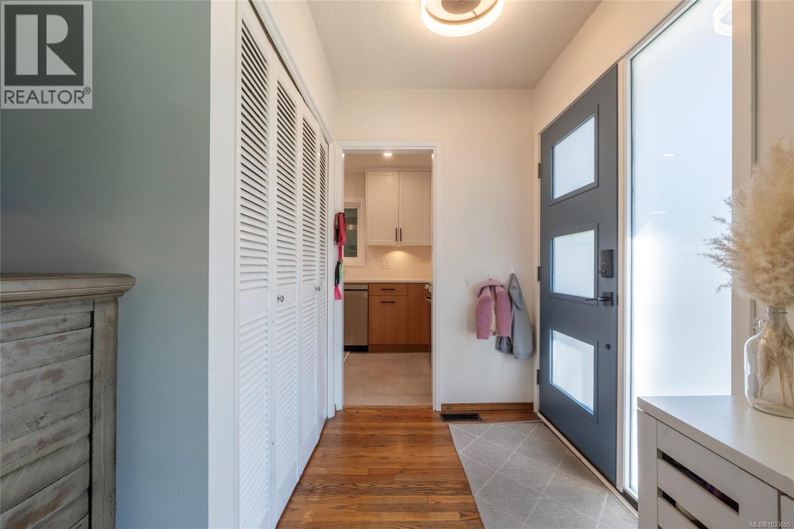1002 Karen Cres - 28
