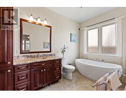 32 Magnolia Lane, Welland, ON L3B6H9 Photo 17