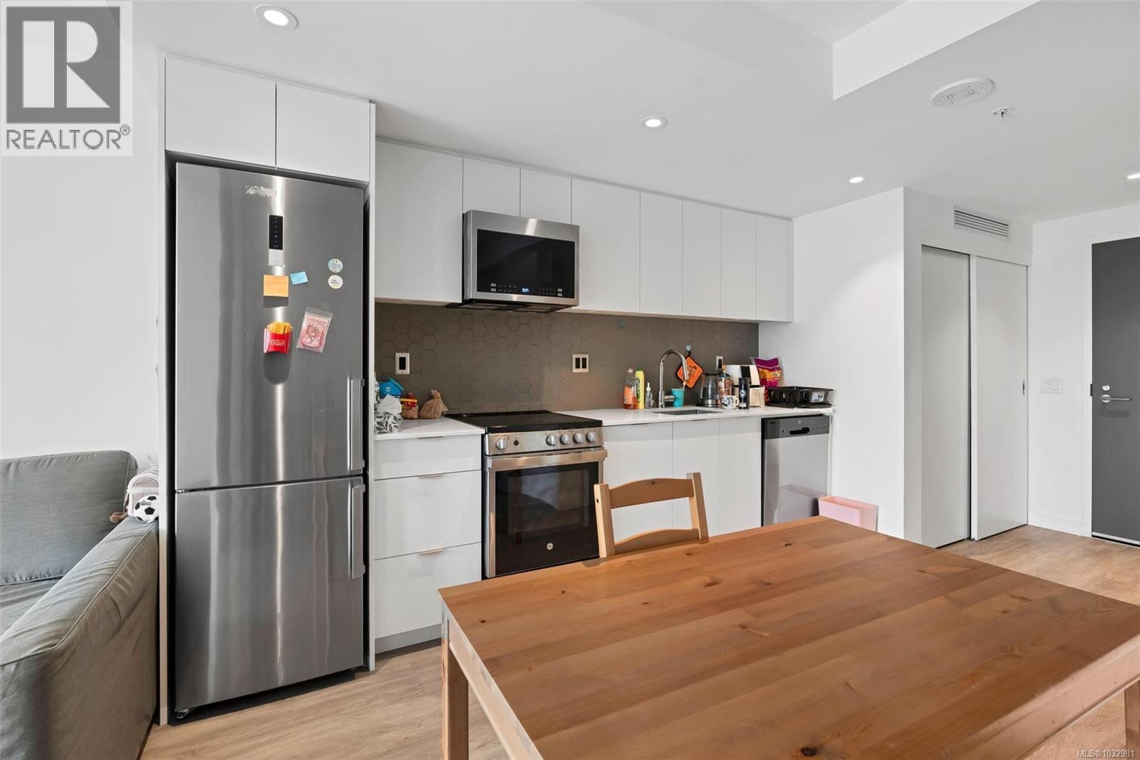 #503 845 Johnson St - 9